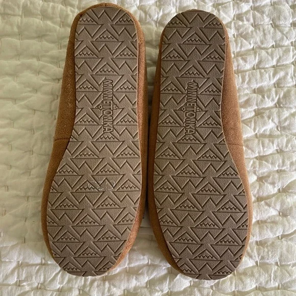 Minnetonka Tan Moccasins NWT.  9 women’s. - Picture 3 of 3